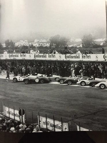 Départ des 1000 kms 1960 sur 
l'Aston Martin sous un autre angle
La Voiture N°5 est la Maserati Tipo 61 de Moss Gurney